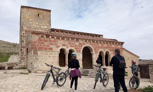 parada de la ruta con personas y bicicletas con edificio 