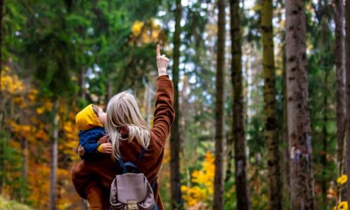 madre e hijo en bosque otoño