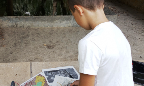 foto niño con mapas
