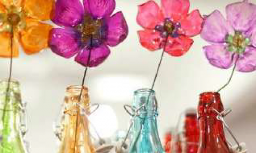 foto botellas con flores recicladas