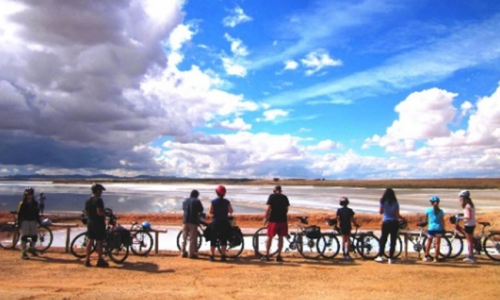 foto ciclistas al borde de laguna