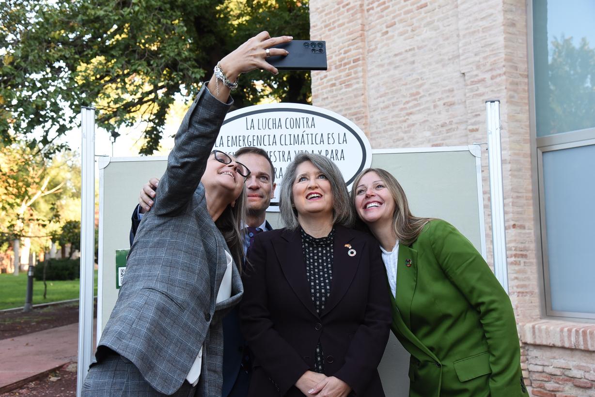 Fotografía de la Consejera junto a la Directora General de Economía Circular y Agenda 2030 haciéndose un selfie junto a uno de los carteles de la campaña