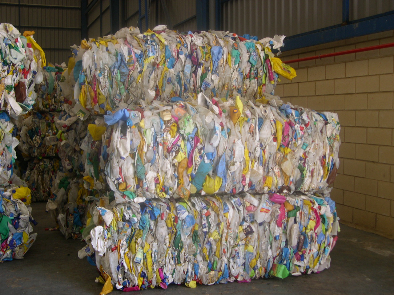 Balas de material plástico recuperado de residuos de envases