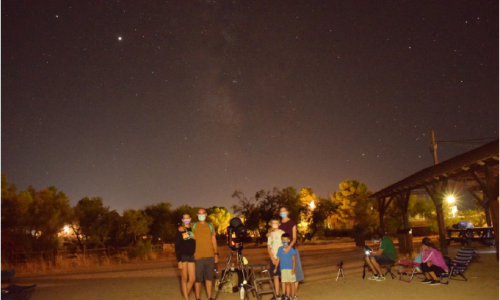 foto personas en la noche