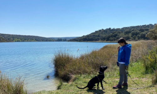 foto persona con perro en las lagunas