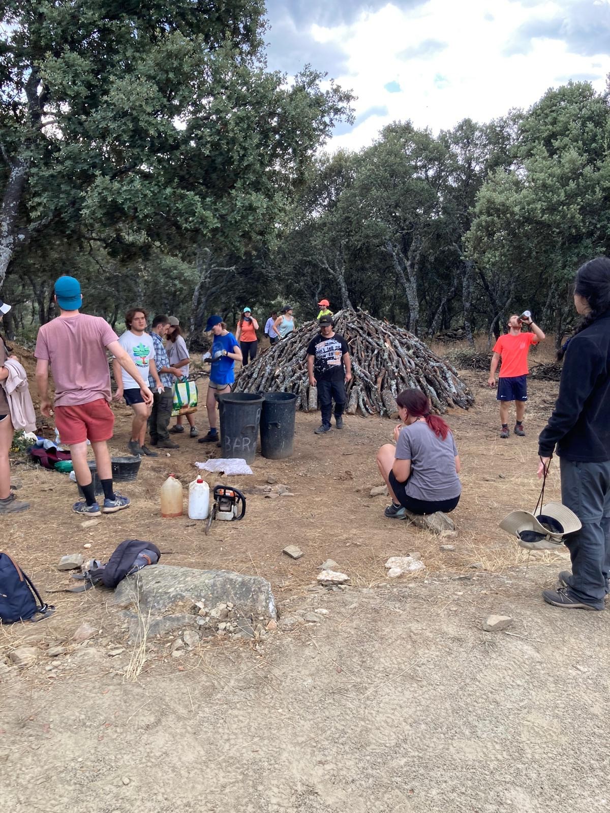 Voluntarios construyendo una carbomera