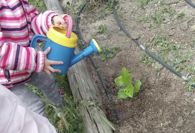 foto niña con regadera