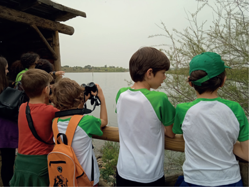 foto niños en embalse