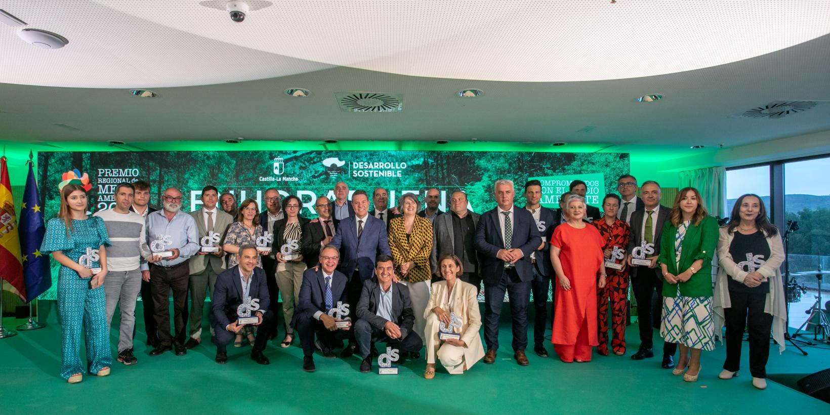 Foto de grupo de las personas premiadas