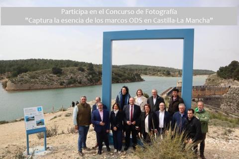foto grupo en marco azul