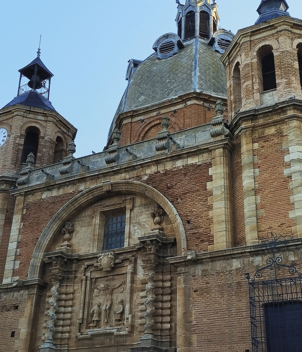 Los huecos de las paredes del Santuario del Santísimo Cristo del Valle son utilizadas por los cernícalos para nidificar