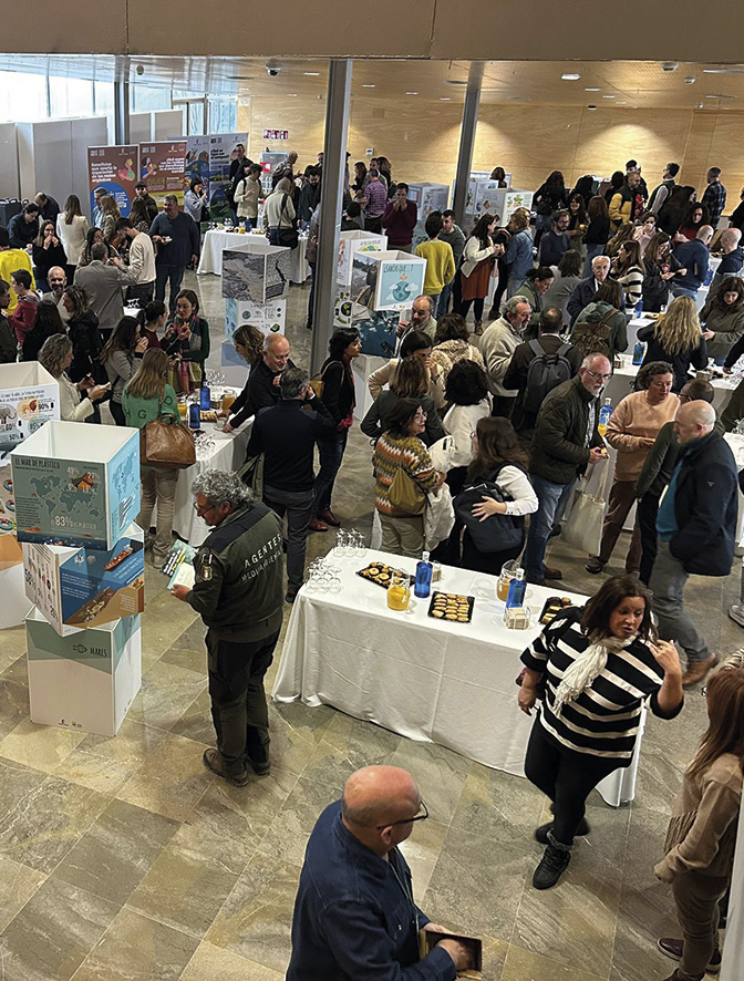 En los espacios anexos al salón de actos se contó con distintos materiales expositivos relacionados con el consumo responsable y sostenible.