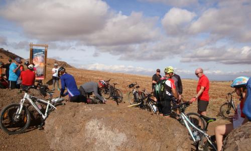 foto grupo con bicis descansando