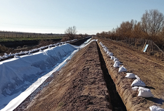 Vaso del canal durante la instalación de láminas de geotextil y anillos de amarre