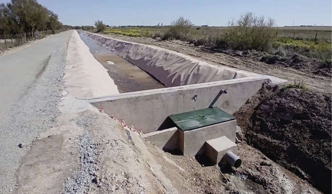 Dique con compuerta reguladora del canal al final del filtro y camino de operaciones readecuado