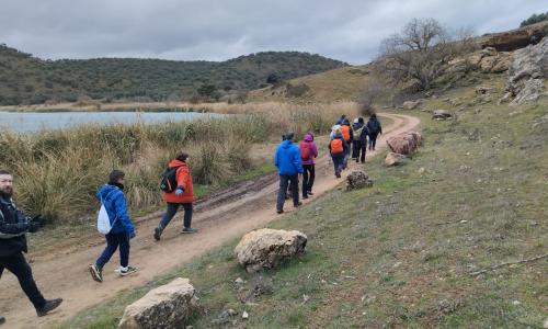 foto grupo caminando
