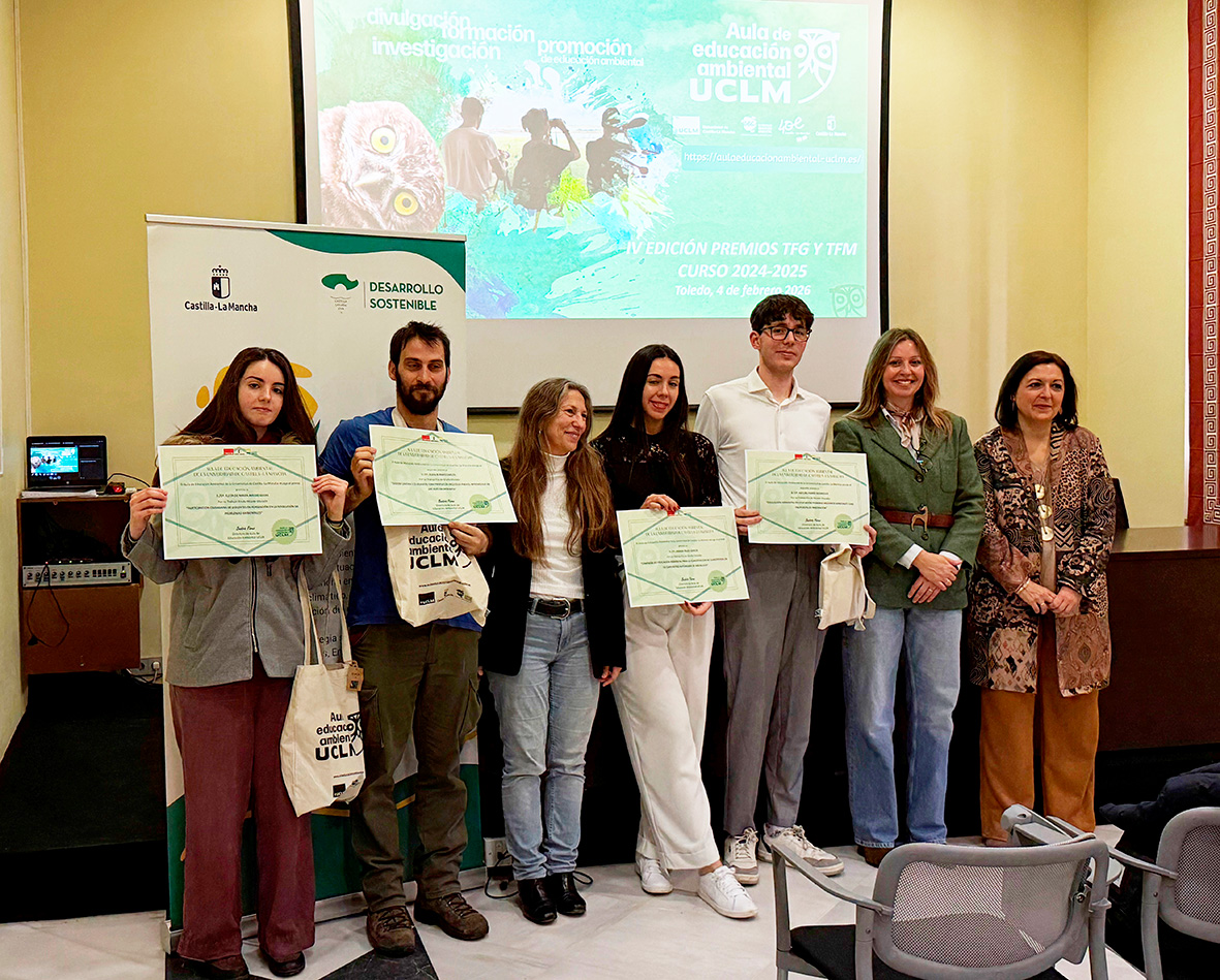 Imagen de los premiados junto a la Directora General de Economía Circular y Agenda 2030 y miembros de la comisión de valoración