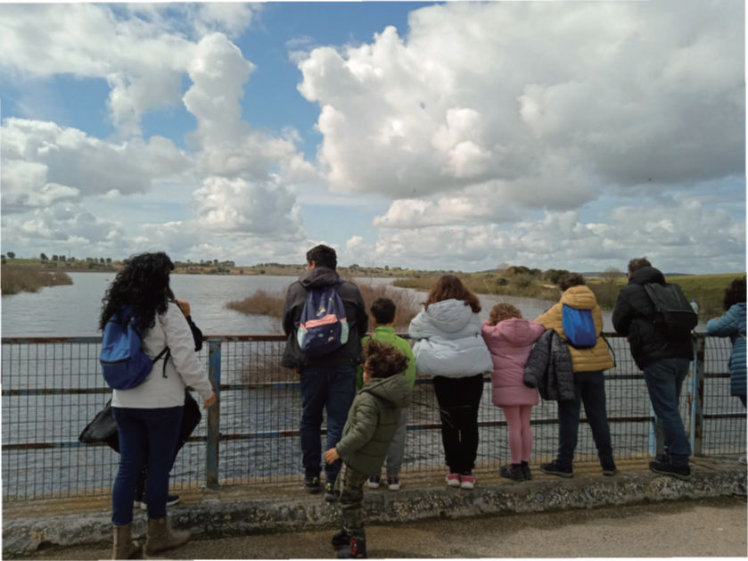 personas observando el embalse