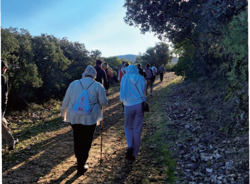 personas andando en ruta