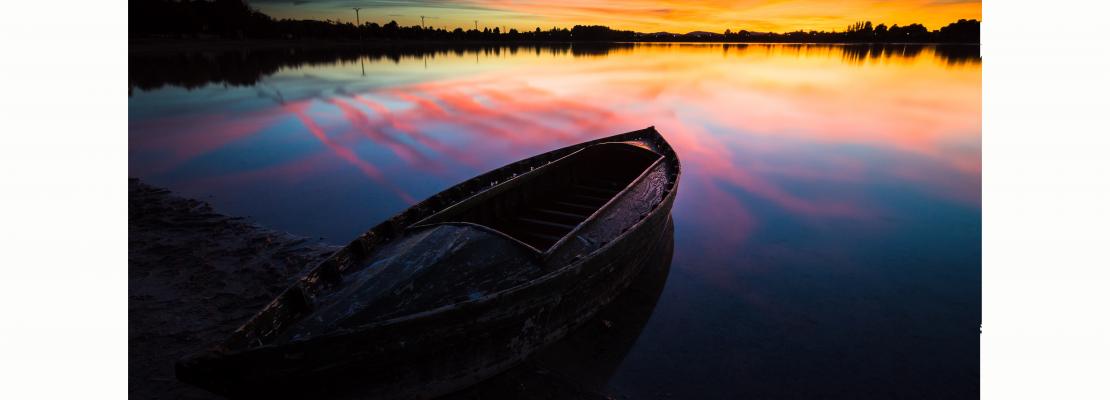 Imagen de una barca en la Laguna de Villafranca de los Caballeros