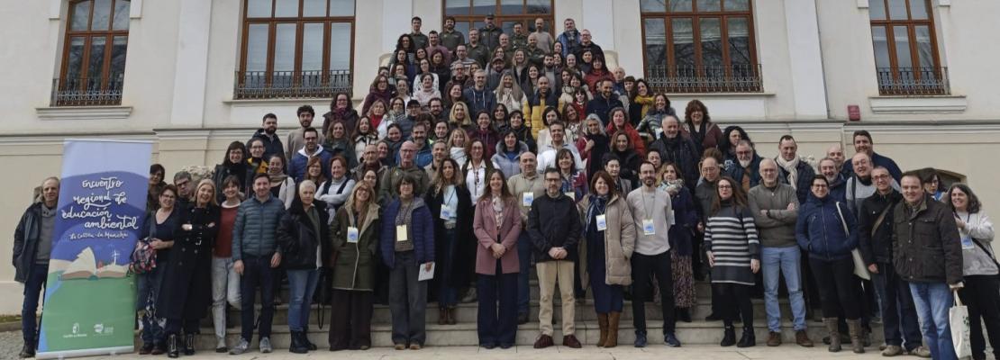 Foto de familia de los participantes en el encuentro en la puerta de la Fábrica de Harinas de Albacete.