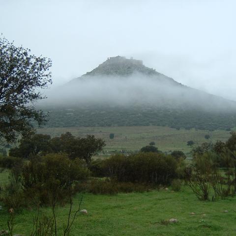 Vista del Cerro Alacranejo (Aldea del Rey) envuelto por la niebla y coronado por las ruinas del Castillo-Convento de Calatrava la Nueva.