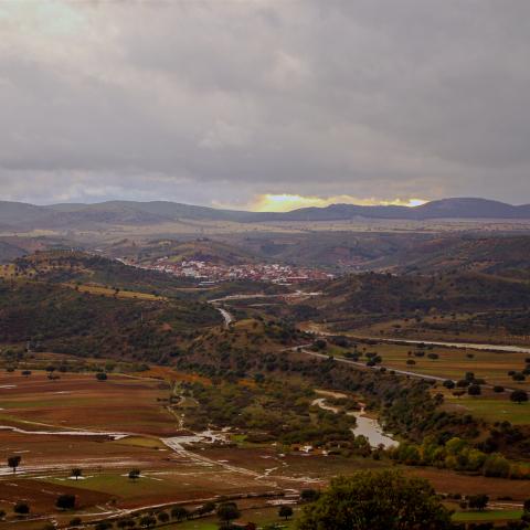 Meandro del Guadiana a su paso por Puebla De Don Rodrigo, el pueblo al fondo.
