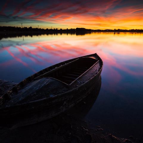 Imagen de una barca en la Laguna de Villafranca de los Caballeros