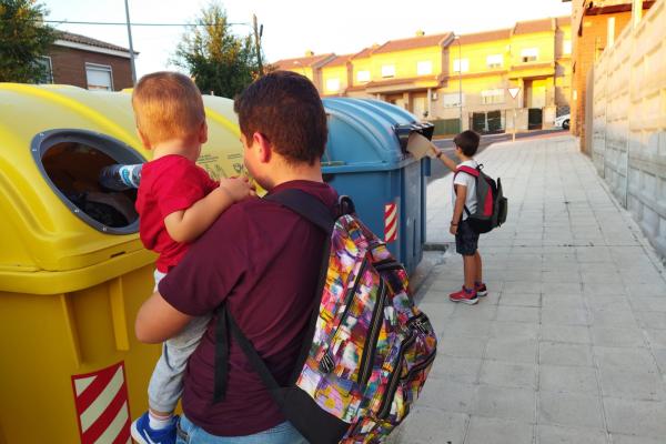 niños en el contenedor de envases