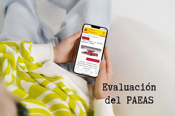 imagen persona con móvil en la mano