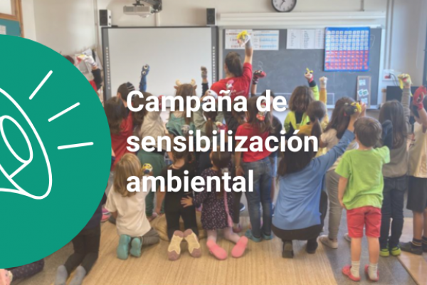 imagen niños y niñas de espalda enseñando sus creaciones